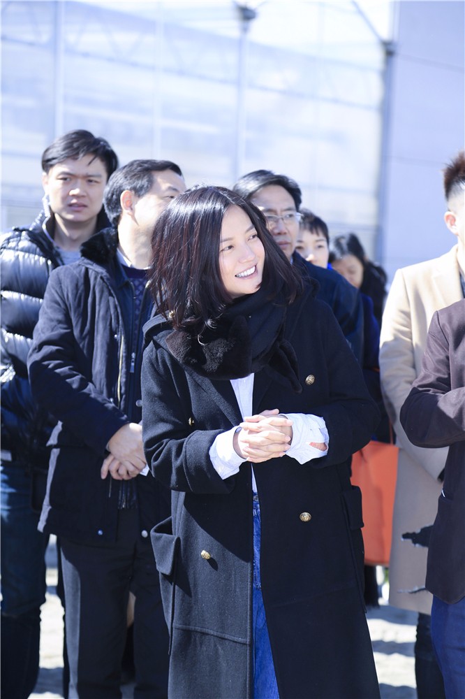 1459324441874646.jpg 導演趙薇心情愉悅.jpg