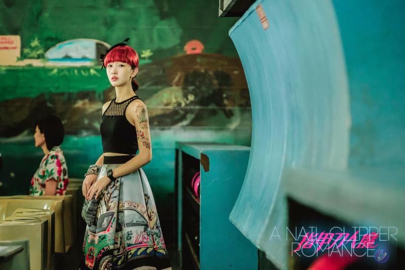 1489487653916522.jpg 周冬雨衣著(zhù)復古.jpg