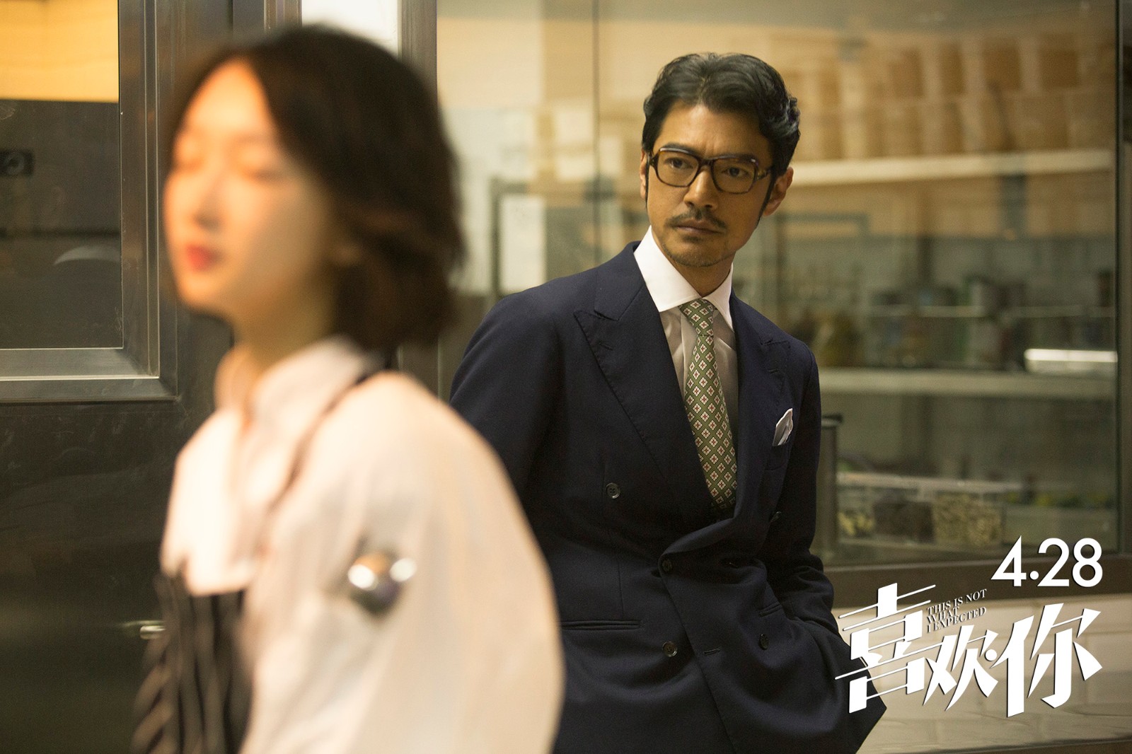 1490260056239336.jpg 劇照3-金城武凝視周冬雨背影.jpg