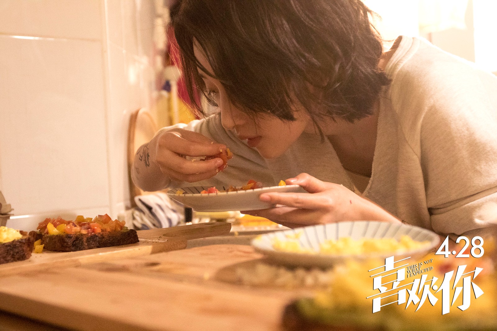 1490261305484857.jpg 劇照2-周冬雨細心烹飪.jpg