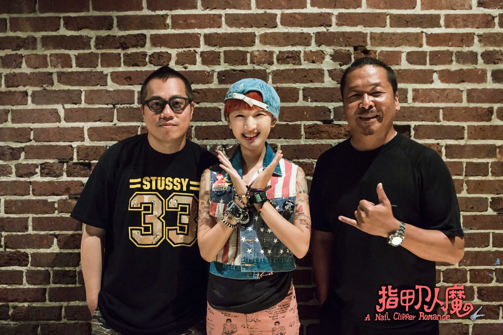 1497258598471621.jpg 周冬雨和監制導演的合影 搞怪調皮.jpg